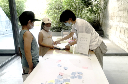 [ 地中美術館 ]
キッズ向け特別企画
「ひみつをさがそう」
