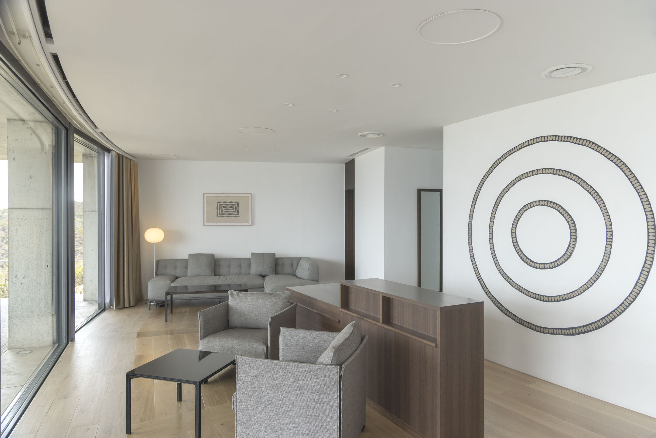 Oval Suite_403