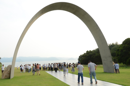 李禹煥美術館 新作「無限門」の<br>直島町民お披露目会が開催されました