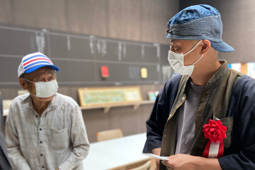 ≪瀬戸内「百年観光」資料館≫の内覧会での田中さんと下道氏(2020年7月)