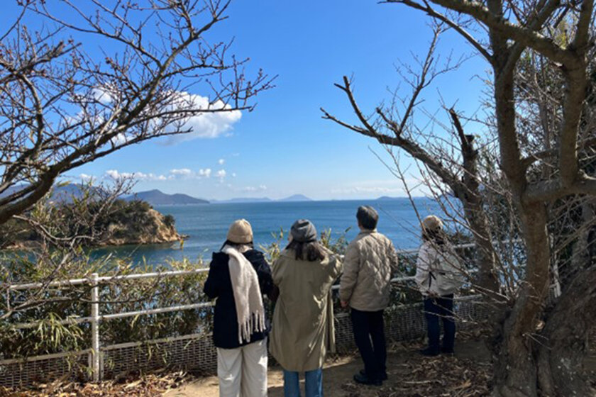 護王神社にほど近い場所にある高原城址からスタッフとともに瀬戸内海を望む
